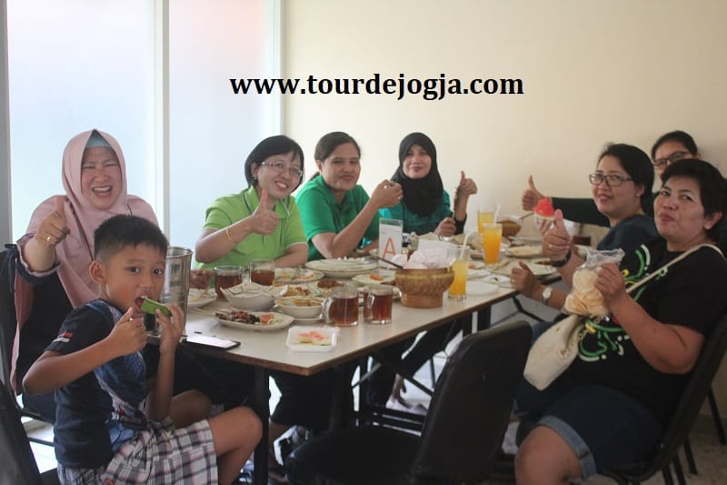 Bu Atiek and Friends - Kuliner Jejamuran - Tour de Jogja