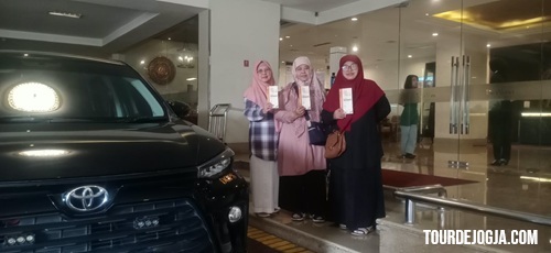 Senior Netizen Squad Jelajahi Pictniq Land, Pantai Drini, dan Obelix Sea View Bersama Tour De Jogja